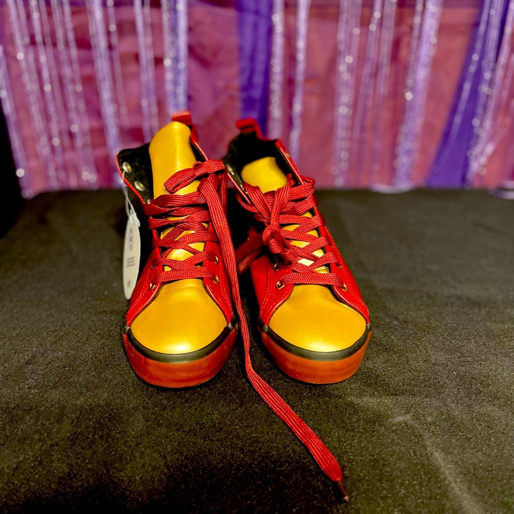 Woman’s converse type shoe $20